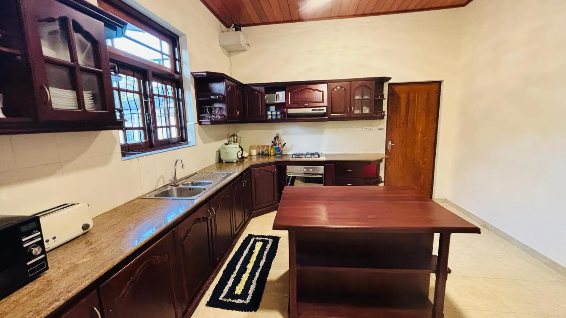 Negombo Cozy Pool Villa 0*,